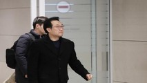 Hình ảnh trên kênh truyền hình Hàn Quốc cho thấy ông Lee Do Hoon đến sân bay quốc tế Dulles ở thủ đô Washington tối 17/6 (giờ địa phương).