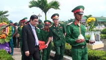 Ông Nguyễn Đức Chính, Chủ tịch UBND tỉnh Quảng Trị cùng các đơn vị vũ trang và người dân đưa các Anh về nơi an nghỉ