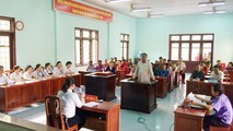 Nhiều người dân trên địa bàn huyện Đakrông (tỉnh Quảng Trị) đã đến theo dõi phiên xét xử