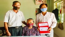Đại diện Mặt trận xã Triệu Thành nhận số tiền từ cu Sen ủng hộ