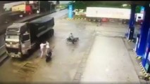 Tài xế xe tải lao xuống đường đánh người đàn ông đi xe máy sau khi lời qua tiếng lại (ảnh cắt từ video)