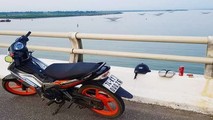 Xe máy cùng một số vật dụng của nạn nhân được để lại trên cầu Cửa Việt