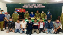 8 đối tượng người Lào cùng tang vật bị bắt giữ.