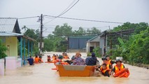 Di dời người dân tại các khu vực ngập lụt đến nơi an toàn