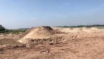 Đây là khu đất bãi ven sông Hồng thuộc thôn Lập Phương, xã Khai Thái được ông Nguyễn Văn Chung, Phó trưởng Công an xã ký hợp đồng cho ông Lam thuê khi không có quyền quản lý, sử dụng