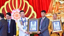 Ông Mẫn Ngọc Anh, Chủ tịch Hội doanh nghiệp trẻ tỉnh Bắc Ninh, Chủ tịch tập đoàn Hanaka vinh dự được nhận bằng chứng nhận xác lập kỷ lục thế giới