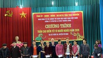 Ông Nguyễn Huy Quý, Tổng giám đốc Công ty CP ĐTXD và KTKS Thăng Long tặng quà tết cho người nghèo và gia đình chính sách