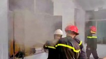 Lực lượng chức năng đang nỗ lực cứu hỏa.