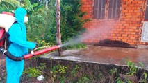 Phun khử khuẩn rẫy gia đình chị L tại xã Ea Wer.