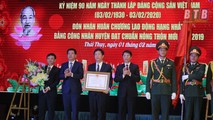 Ông Nguyễn Hồng Diên, Ủy viên Trung ương Đảng, Bí thư Tỉnh ủy, Chủ tịch HĐND tỉnh Thái Bình trao Huân chương Lao động hạng Nhất cho huyện Thái Thụy. Ảnh: Báo Thái Bình.