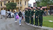 Cán bộ chiến sỹ Trung đoàn 568 tiễn các công dân hoàn thành cách ly. Ảnh: Trung tâm Kiểm soát Bệnh tật Thái Bình.