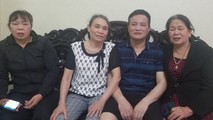 Hai bị cáo Phạm Thị Quyết, Nguyễn Văn Lẫm (ở giữa) bên người thân trong ngày đầu tiên được phép tại ngoại. Ảnh: Trung Du.