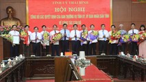 Thường trực Tỉnh ủy Thái Bình trao quyết định và tặng hoa các cán bộ được điều động, bổ nhiệm. Ảnh: Thành Tâm/Báo Thái Bình.