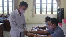 Người có công và thân nhân người có công tại xã Hợp Tiến nhận tiền hỗ trợ do ảnh hưởng của dịch Covid-19.