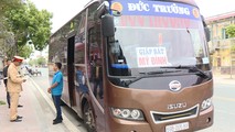 Lực lượng CSGT Công an huyện Thái Thụy kiểm tra, xử lý vi phạm đối với phương tiện vận tải khách của Công ty Đức Trưởng trên QL 37, đoạn qua Thị trấn Diêm Điền.