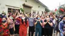 Hưng Yên: Người dân thôn Chí Trung đổ ra đường 'ăn mừng' ngày hết hạn cách ly