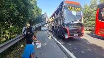 Xe khách tông đuôi xe tải đang dừng trên cao tốc Pháp Vân - Cầu Giẽ
