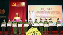 Đại tá Nguyễn Quốc Hùng, Giám đốc Công an tỉnh trao tặng Giấy khen cho các tập thể có thành tích xuất sắc.
