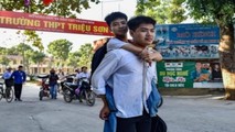 Chủ tịch UBND tỉnh Thanh Hóa tặng bằng khen cho đôi bạn Nguyễn Tất Minh và Ngô Văn Hiếu