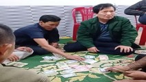 Hình ảnh Chủ tịch UBND xã Hương Lâm, Phạm Đại Dũng (áo xanh dài tay) tham gia đánh bạc.