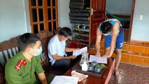 Công an xã Kỳ Phú xử lý người dân không thực hiện cách ly tại nhà theo đúng quy định.