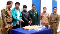 Thào In và Thào Sênh (đang chỉ tay) bị bắt quả tang cùng 90.000 viên ma túy tổng hợp