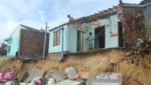 Hàng chục ngôi nhà ở thôn Long Thủy bị triều cường đánh sập