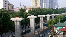 tuyến Cát Linh - Hà Đông đã buộc phải “mua lại” hàng chục hecta quyền sử dụng đất, phải phá đi hàng trăm nhà dân