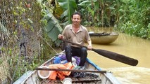 Anh Quả dùng chiếc ghe nhỏ này cứu 15 người thoát chết trong lũ dữ