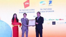 Bộ trưởng Bộ TT&TT trao tặng Bằng khen cho Hiệp hội Internet Việt Nam vì đã có nhiều đóng góp cho sự phát triển của Internet Việt Nam thời gian qua