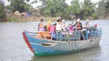 Hàng trăm học sinh chấp nhận qua sông Trà Bồng trên con đò nhỏ đến trường