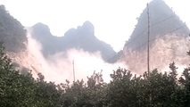 Lương Sơn (Hòa Bình): Doanh nghiệp nổ mìn, đá “bay thẳng” vào nhà dân