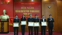 Tổng cục trưởng Mai Lương Khôi trao thưởng cho các đơn vị, cá nhân có thành tích