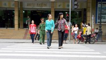 Đi bộ sang đường không đúng quy đinh, bị phạt thế nào?