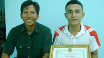Thầy Trương Quang Vinh cùng cậu học trò Quách Văn Trọng