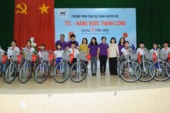 51 chiếc xe đạp được trao tặng đến các em có hoàn cảnh khó khăn