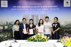 Văn Phú - Invest trao giấy chứng nhận quyền SDĐ và quyền sở hữu nhà ở khối thấp tầng tại The Terra - An Hưng