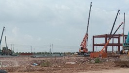 Tại công trình đang tập chung rất nhiều máy móc thi công. 