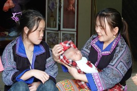 Cô đỡ thôn bản: Cầu nối giúp sản phụ vùng cao “vượt cạn”