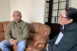 Dù đang tạm dừng công việc nhưng có dịp, anh Hiển (phái trái) vẫn ghé cơ quan trò chuyện, chia sẻ cùng đồng nghiệp để nguôi nỗi nhớ nghề.