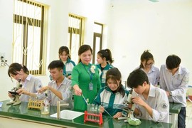 Nhà giáo Nhân dân Vũ Thị Hạnh hướng dẫn học sinh thực hành trong giờ học Sinh học.