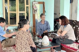 Cán bộ Chi cục Thi hành án dân sự (THADS) TP Tuyên Quang tới nhà dân để giải quyết việc thi hành án (Ảnh: Lê Hanh)