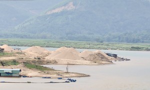 Nhiều mỏ dưới chân cầu Giao Thủy - Đại Lộc đồng loạt ngưng khai thác.