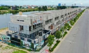 Các căn nhà đã xây xong phần thô.
