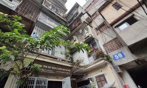 Dự án cải tạo khu tập thể 59 - 63 Huỳnh Thúc Kháng được phê duyệt từ năm 2009 nhưng đến nay vẫn chưa triển khai. (Ảnh: Bùi Thanh)