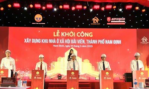 Các đại biểu thực hiện nghi thức nhấn nút khởi công cho dự án.