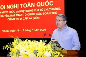 Bộ trưởng Bộ Tư pháp Nguyễn Hải Ninh giới thiệu chuyên đề về lĩnh vực tư pháp. Ảnh- Nguyên Anh.