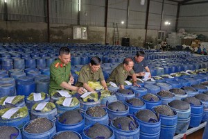 Lực lượng chức năng niêm phong tang vật vụ án.