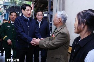 Chủ tịch nước Lương Cường đến thăm, tặng quà gia đình thương binh tại xã Pa Tần, huyện Sìn Hồ, tỉnh Lai Châu. Ảnh: TTXVN