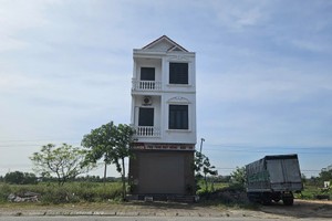 Ngôi nhà 3 tầng xây “nhầm” trên đất hàng xóm. (Ảnh: Hoàng Giang)